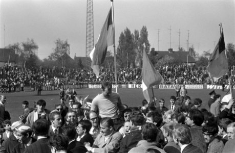 Ajax kampioen, Gert Bals op schouders, Bestanddeelnr 920-2839