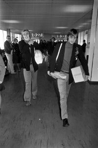Ajax op Schiphol terug uit Argentinie, Cruijff (rechts) en Blankenburg, Bestanddeelnr 925-8630