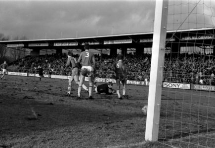 Ajax tegen AZ 67 4-1. Keeper Vooys (AZ) laat bal door, Bestanddeelnr 923-2345