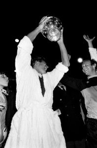 Ajax tegen AZ67 KNVB bekerfinale 1-3 AZ-spelers met de beker, Bestanddeelnr 931-5145
