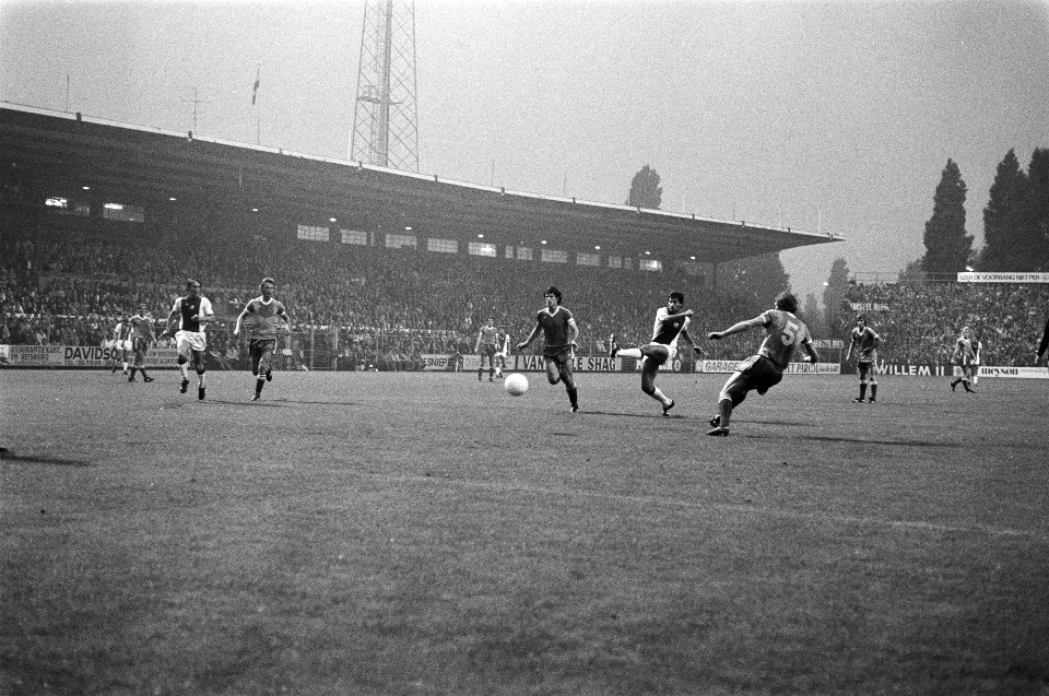 Ajax tegen AZ67 2-1, Ling scoort 1-0, links Arntz rechts Vonk, Bestanddeelnr 929-3110