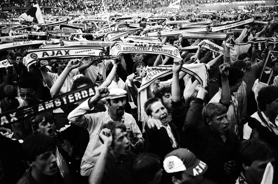 Ajax tegen AZ '67 3-2, Ajax kampioen Ajaxsupporters op veld, Bestanddeelnr 932-1618