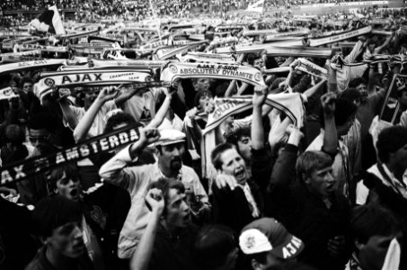 Ajax tegen AZ '67 3-2, Ajax kampioen Ajaxsupporters op veld, Bestanddeelnr 932-1618