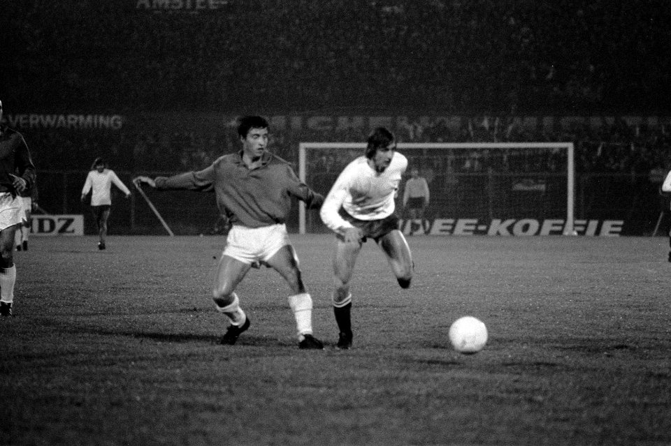 Ajax tegen CSKA-Sofia 3-0, Europa Cup I , Johan Cruijff (rechts) in aktie, Bestanddeelnr 926-0648