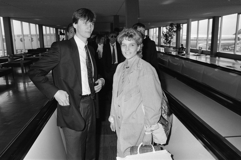 Ajax arriveert op Schiphol uit Zaragoza John Bosman en vriendin bij aankomst, Bestanddeelnr 933-9482
