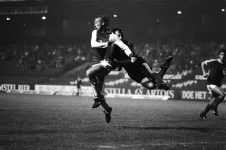 Ajax tegen Dinamo Tirana 1-0 in Ajax-stadion, Schoenake (l) in duel met Dinamo T, Bestanddeelnr 931-0539