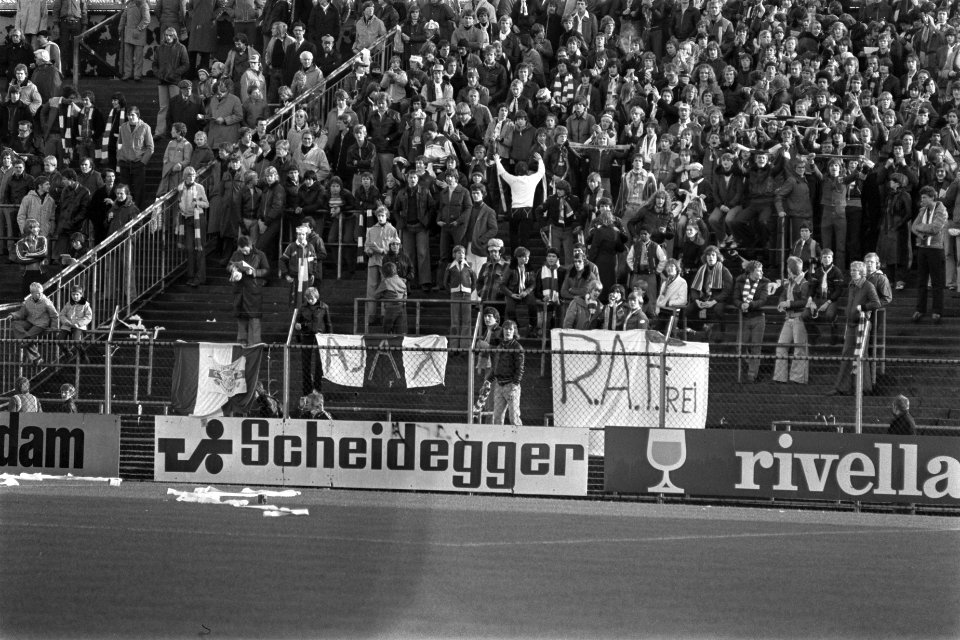 Ajax tegen Den Haag 3-2, RAF-spandoek op tribune, Bestanddeelnr 929-4358