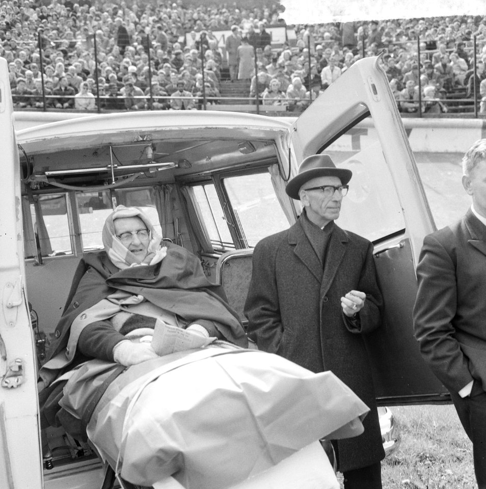 Ajax tegen Benfica 2-1, Ajax-secretaris Melchers in ziekenauto, Bestanddeelnr 917-7457