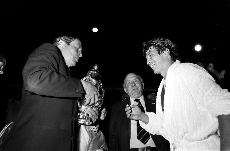Ajax tegen AZ67 KNVB bekerfinale 1-3 Prins Claus (l overhandigt Jan Peters de b, Bestanddeelnr 931-5140