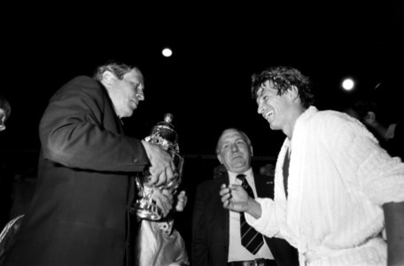 Ajax tegen AZ67 KNVB bekerfinale 1-3 Prins Claus (l overhandigt Jan Peters de b, Bestanddeelnr 931-5140