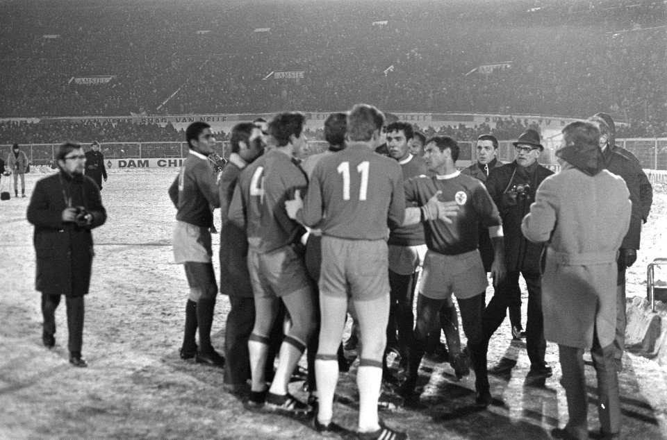 Ajax tegen Benfica 1-3, (kwartfinale Europacup I ) ruzie makende spelers, Bestanddeelnr 922-0985