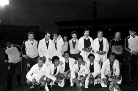 Ajax tegen AZ67 KNVB bekerfinale 1-3 AZ-elftal met op voorgrond de beker, Bestanddeelnr 931-5147