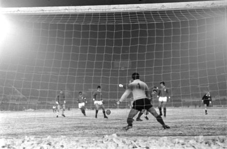 Ajax tegen Benfica 1-3, (kwartfinale Europacup I ) aanval Ajax, nr. 0 Elftal B, Bestanddeelnr 922-0983