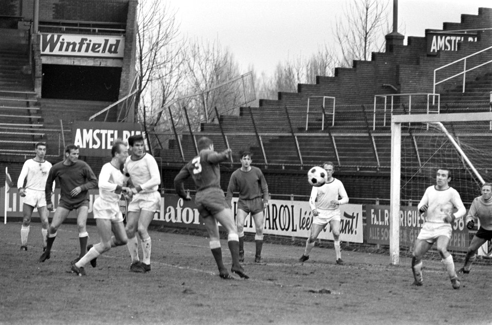 Ajax tegen AZ 67 , veel gedrang voor doel, door afschaf buitenspelregels, Bestanddeelnr 921-0201