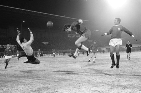 Ajax tegen Benfica 1-3, (kwartfinale Europacup I ) Cruijff (midden) probeert bal, Bestanddeelnr 922-0975
