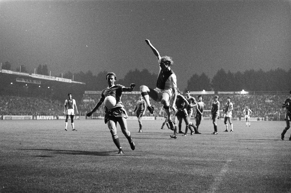 Ajax tegen AZ67 2-1, Geels geeft lob, links Hovenkamp, Bestanddeelnr 929-3111