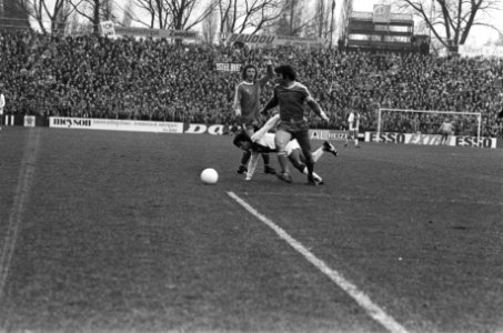 Ajax tegen AZ'67 1-0 Van Hanegem zet Tahamata van de bal Hugo Hovenkamp appele, Bestanddeelnr 928-9821