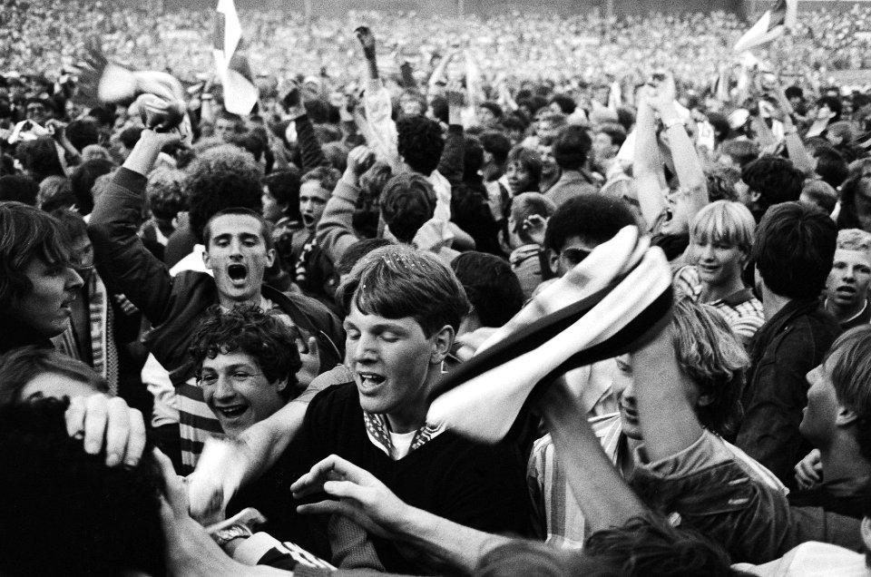 Ajax tegen AZ '67 3-2, Ajax kampioen. Supporters op het veld, Bestanddeelnr 932-1619