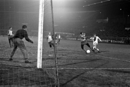 Ajax tegen Carl Zeiss Jena 5-1. Piet Keizer schiet in 3-1, Bestanddeelnr 923-3383