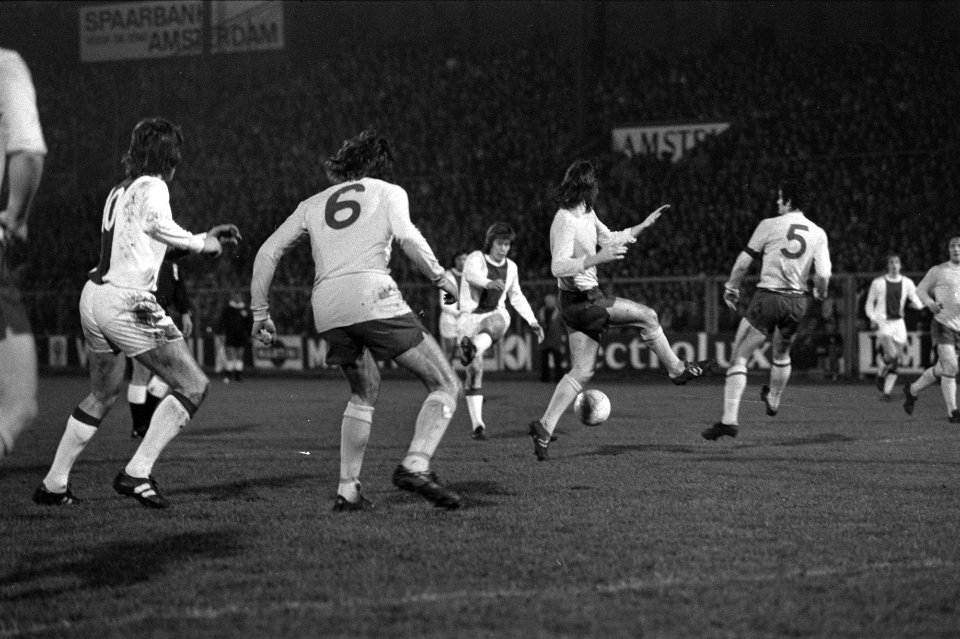 Ajax tegen Arsenal 2-1, kwartfinale Europacup I Gerrie Mühren (midden) scoort , Bestanddeelnr 925-4425
