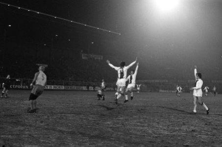 Ajax tegen Carl Zeiss Jena 5-1. Cruijff juicht met Mühren (rechts) na doelpunt v, Bestanddeelnr 923-3381