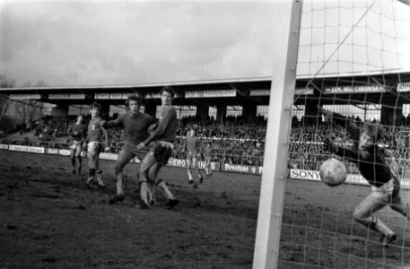 Ajax tegen AZ 67 4-1. Keeper Vooys (AZ) laat bal door, Bestanddeelnr 923-2344