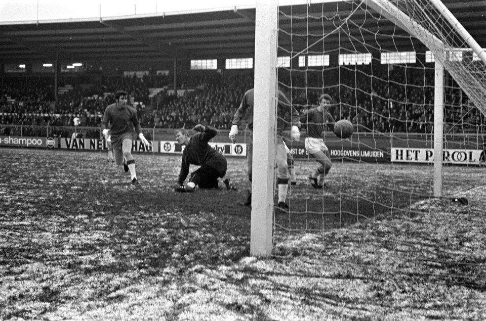Ajax tegen AZ '67 4-0 Sjaak Swart (links) heeft 2-0 gescoord, Bestanddeelnr 921-9416