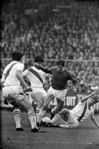 Ajax tegen ADO 2-1. Cruijff omspeelt drie ADO-verdedigers, Bestanddeelnr 921-3886