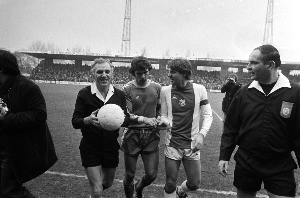 Ajax tegen AZ 67 1-0 Van Hanegem (links) en Krol na afloop, Bestanddeelnr 928-9819