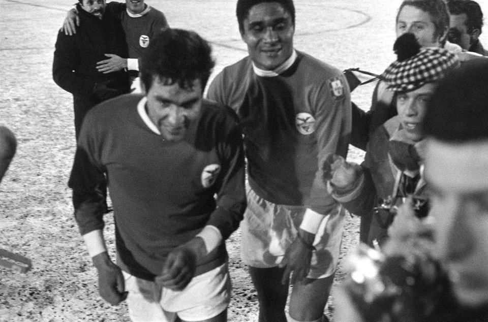 Ajax tegen Benfica 1-3, (kwartfinale Europacup I ) nr. 25 Eusébio (rechts), Bestanddeelnr 922-0986