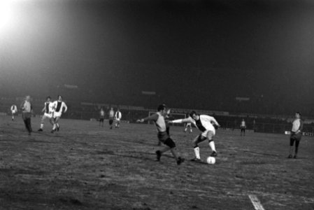 Ajax tegen Carl Zeiss Jena 5-1. Actie Piet Keizer, Bestanddeelnr 923-3398