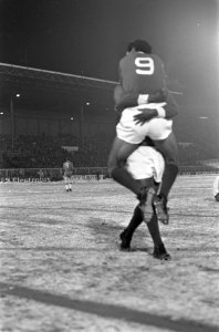 Ajax tegen Benfica 1-3, (kwartfinale Europacup I ) Torres (9) wordt gefeliciteer, Bestanddeelnr 922-0973