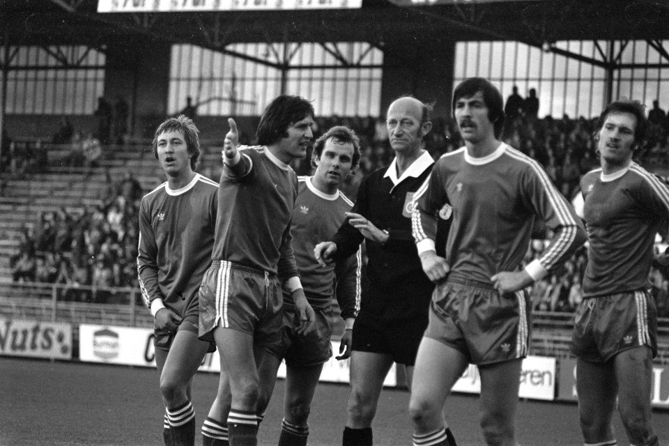 Ajax tegen Den Haag 3-2, scheidsrechter Van Dijkers i discussie met spelers, Bestanddeelnr 929-4359