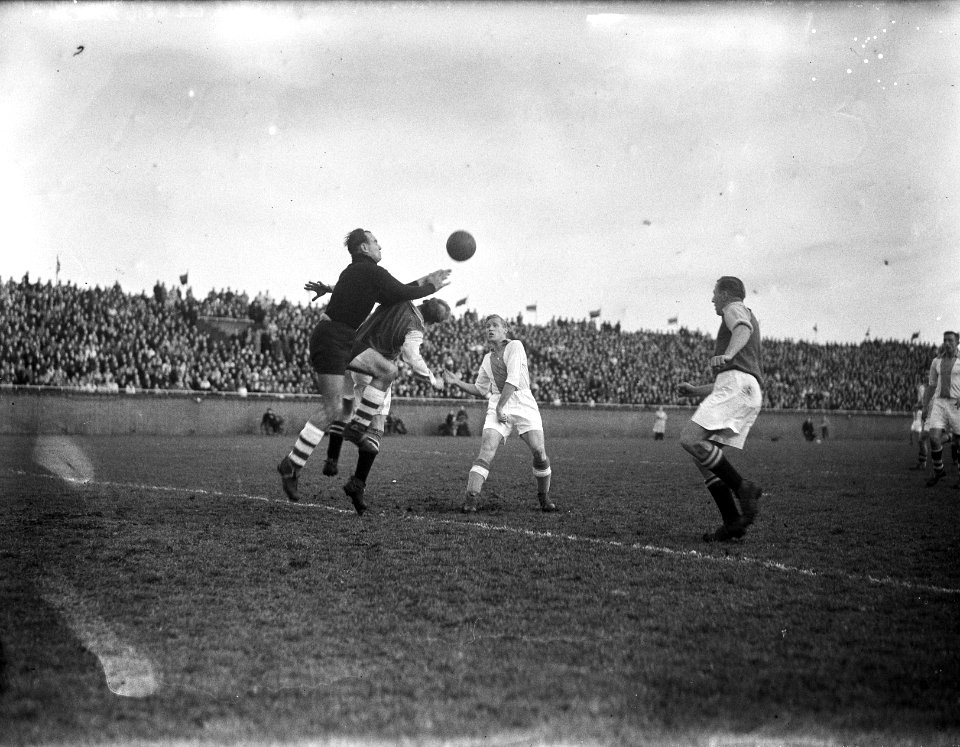 Ajax tegen de Volewijckers (0-0). Hagenaars (keeper Volewijckers) en Volewijcers, Bestanddeelnr 902-5327