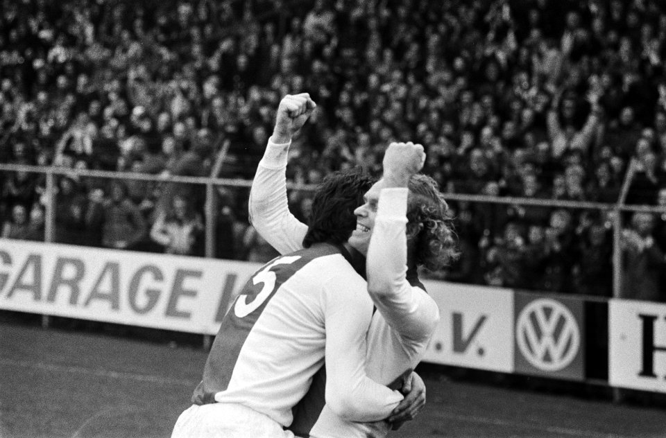 Ajax tegen AZ'67 1-0 Geels (juicht) met Schoenaker, Bestanddeelnr 928-9820