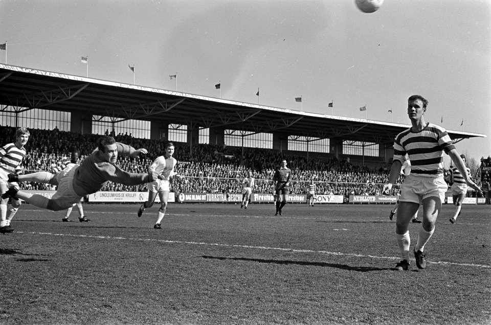 Ajax tegen Blauw-Wit 1-0. Keeper Paternotte zweeft naar rechter hoek links Herma, Bestanddeelnr 921-1895