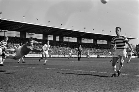 Ajax tegen Blauw-Wit 1-0. Keeper Paternotte zweeft naar rechter hoek links Herma, Bestanddeelnr 921-1895