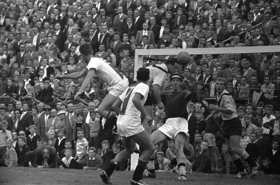 Ajax tegen DOS 2-1, Ockhuysen brengt redding Cees Groot zit op de rug van Swart, Bestanddeelnr 910-7038