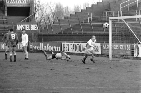 Ajax tegen AZ 67 , zonder buitenspel, keeper Schouten van AZ 67 stompt bal weg, Bestanddeelnr 921-0200