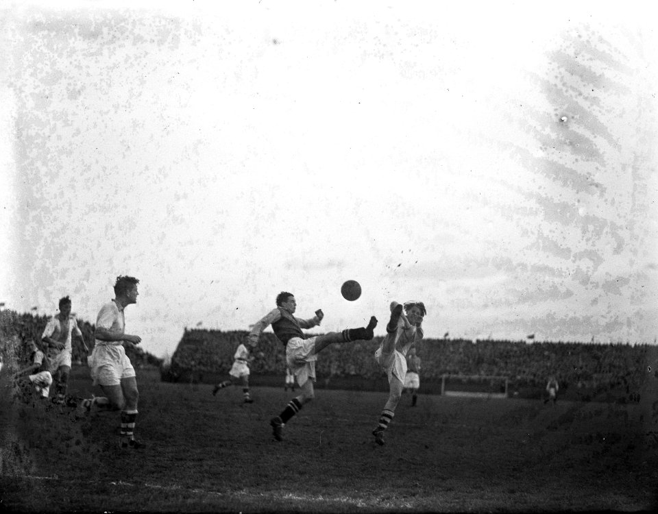 Ajax tegen de Volewijckers (0-0). Dräger (Ajax) en spelers Volewijckers beieden , Bestanddeelnr 902-5328