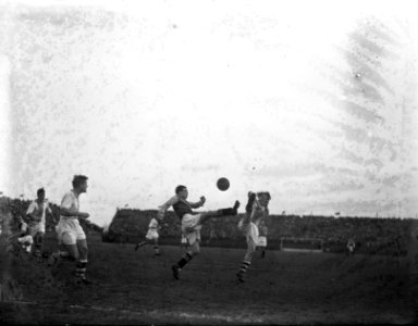 Ajax tegen de Volewijckers (0-0). Dräger (Ajax) en spelers Volewijckers beieden , Bestanddeelnr 902-5328