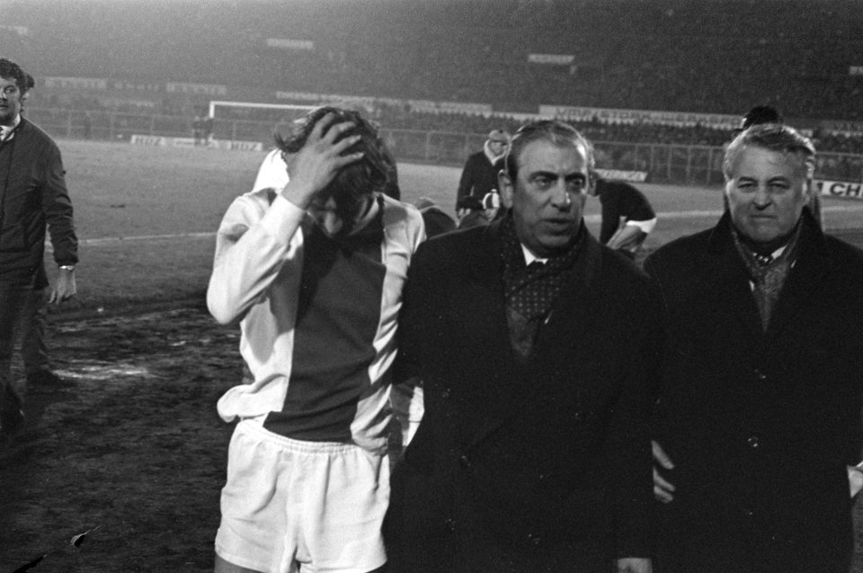 Ajax tegen Carl Zeiss Jena 5-1. Cruijff verlaat veld met voorzitter Van Praag en, Bestanddeelnr 923-3386