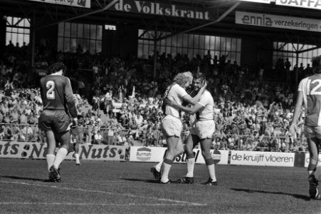 Ajax tegen De Graafschap 1-0, Geels wordt omhelsd door Notten, Bestanddeelnr 928-7404