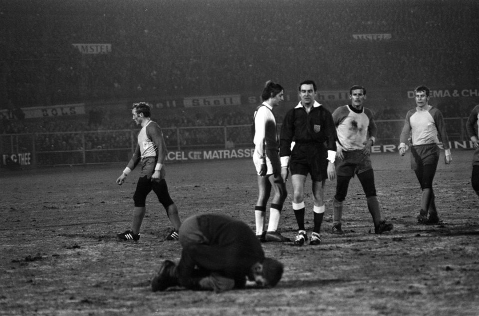 Ajax tegen Carl Zeiss Jena 5-1. Carl Zeiss Jena keeper Blockwitz ligt op de gron, Bestanddeelnr 923-3387