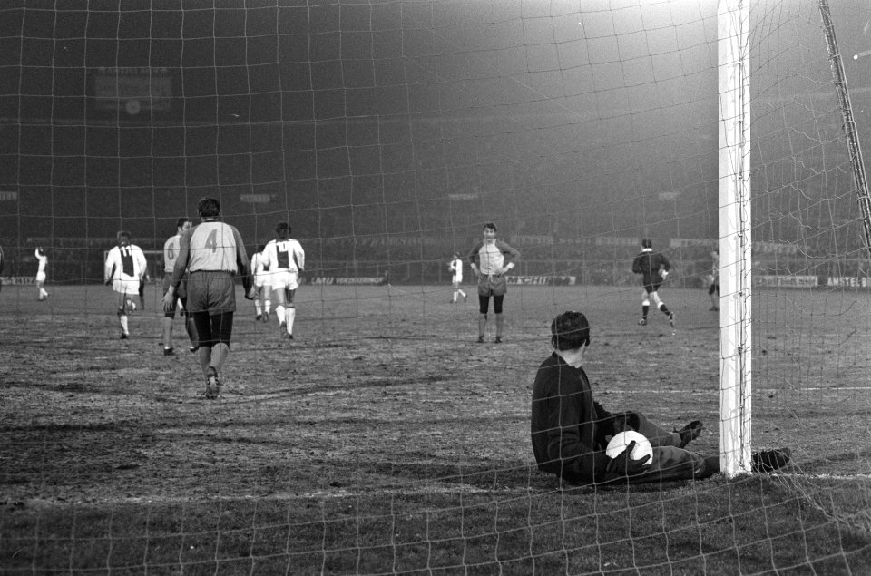 Ajax tegen Carl Zeiss Jena 5-1. Keeper Blochwitz met bal na doelpunt Ajax, Bestanddeelnr 923-3390