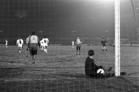 Ajax tegen Carl Zeiss Jena 5-1. Keeper Blochwitz met bal na doelpunt Ajax, Bestanddeelnr 923-3390