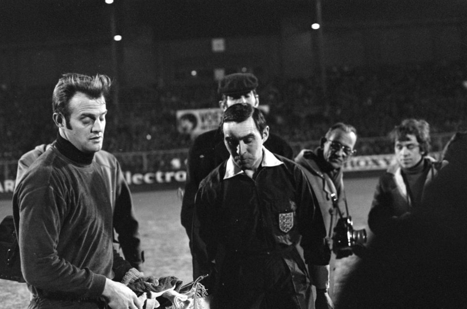 Ajax tegen Carl Zeiss Jena 5-1.Toss voor de wedstrijd. Gert Bals en scheidsrecht, Bestanddeelnr 923-3393