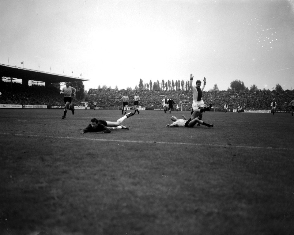 Ajax tegen DOS, Sjaak Swart (r) scoort tweede doelpunt, op de grond Steyn (DOS) , Bestanddeelnr 918-0951