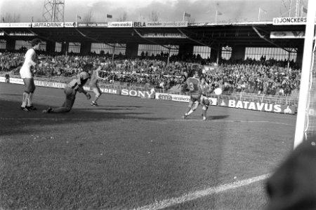 Ajax tegen Den Haag 3-2, Arnesen (r) scoort het tweede doelpunt nadat keeper Gal, Bestanddeelnr 929-4356