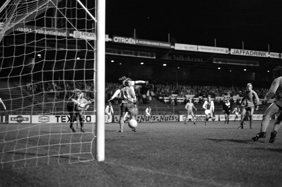 Ajax tegen De Graafschap 3-0 Hulshoff scoort langs keeper Van Zochel, Bestanddeelnr 928-1738